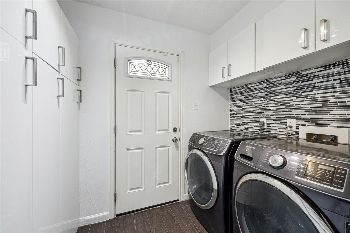 Interior, Washer, Wood Texture Flooring