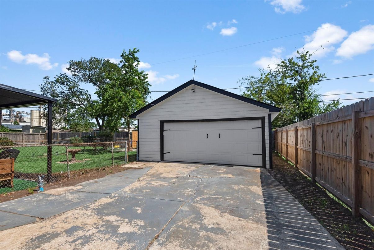 Detached Garage, Exterior