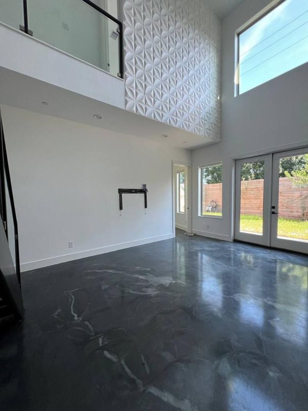 Empty room, Interior