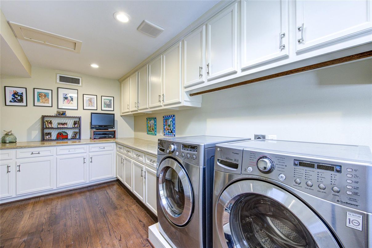 Interior, Recessed Lighting, Washer, Wood Texture Flooring