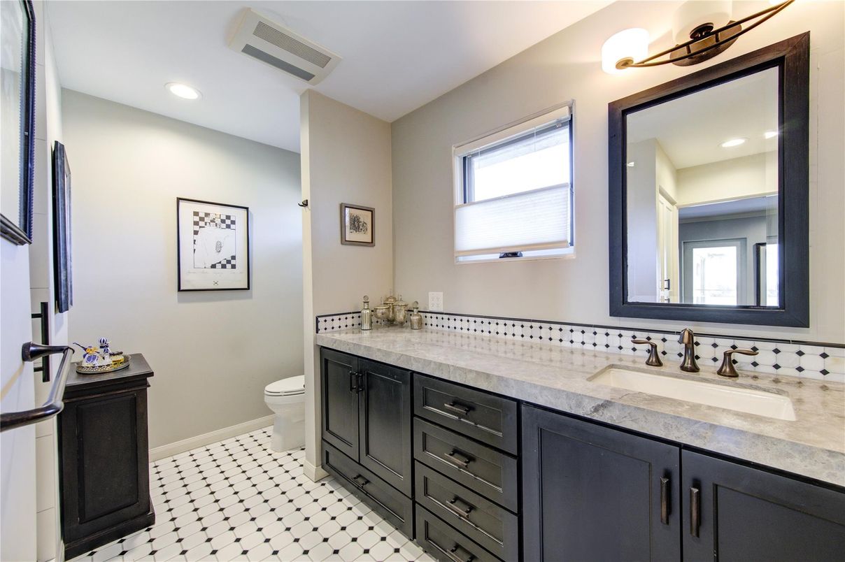 Bathroom, Dual Sink Vanities, Interior, Recessed Lighting