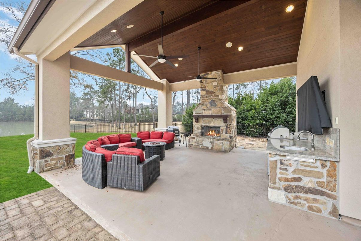 Exterior, Fireplace, Outdoor Kitchen