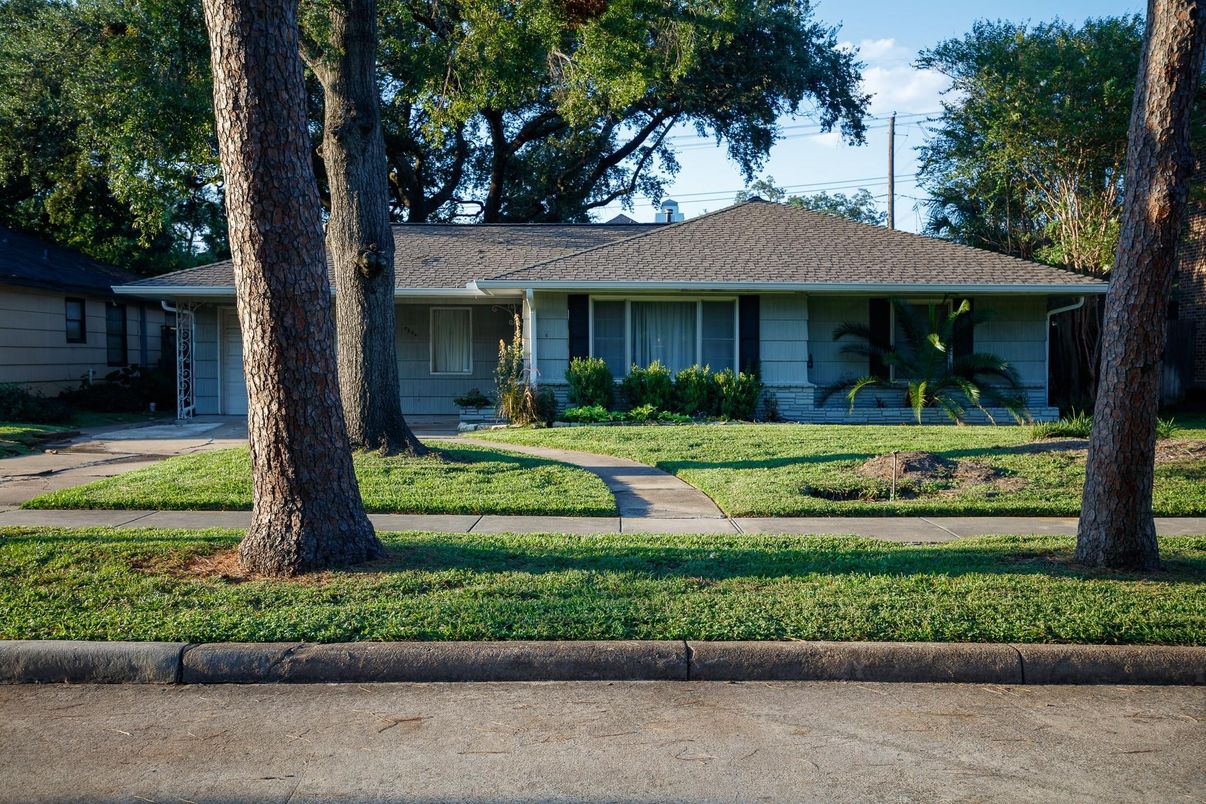 Attached, Exterior, Facade, Ranch