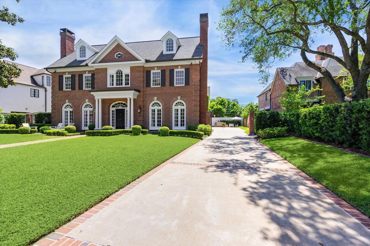 Exterior, Facade, Brick Facade, Georgian