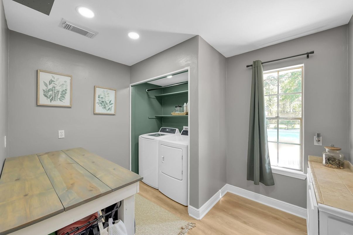 Interior, Recessed Lighting, Washer, Wood Texture Flooring