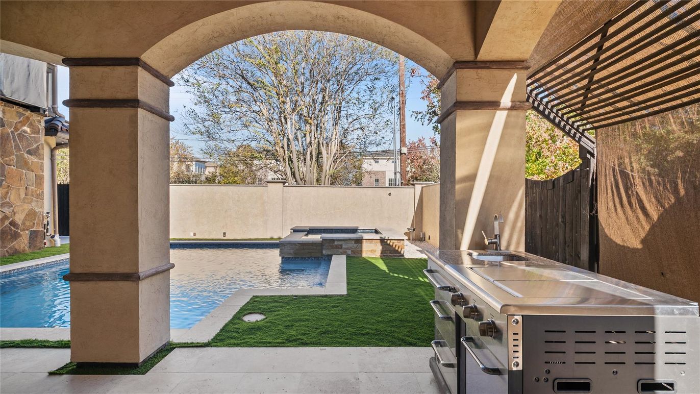 Exterior, Outdoor Kitchen, Pool