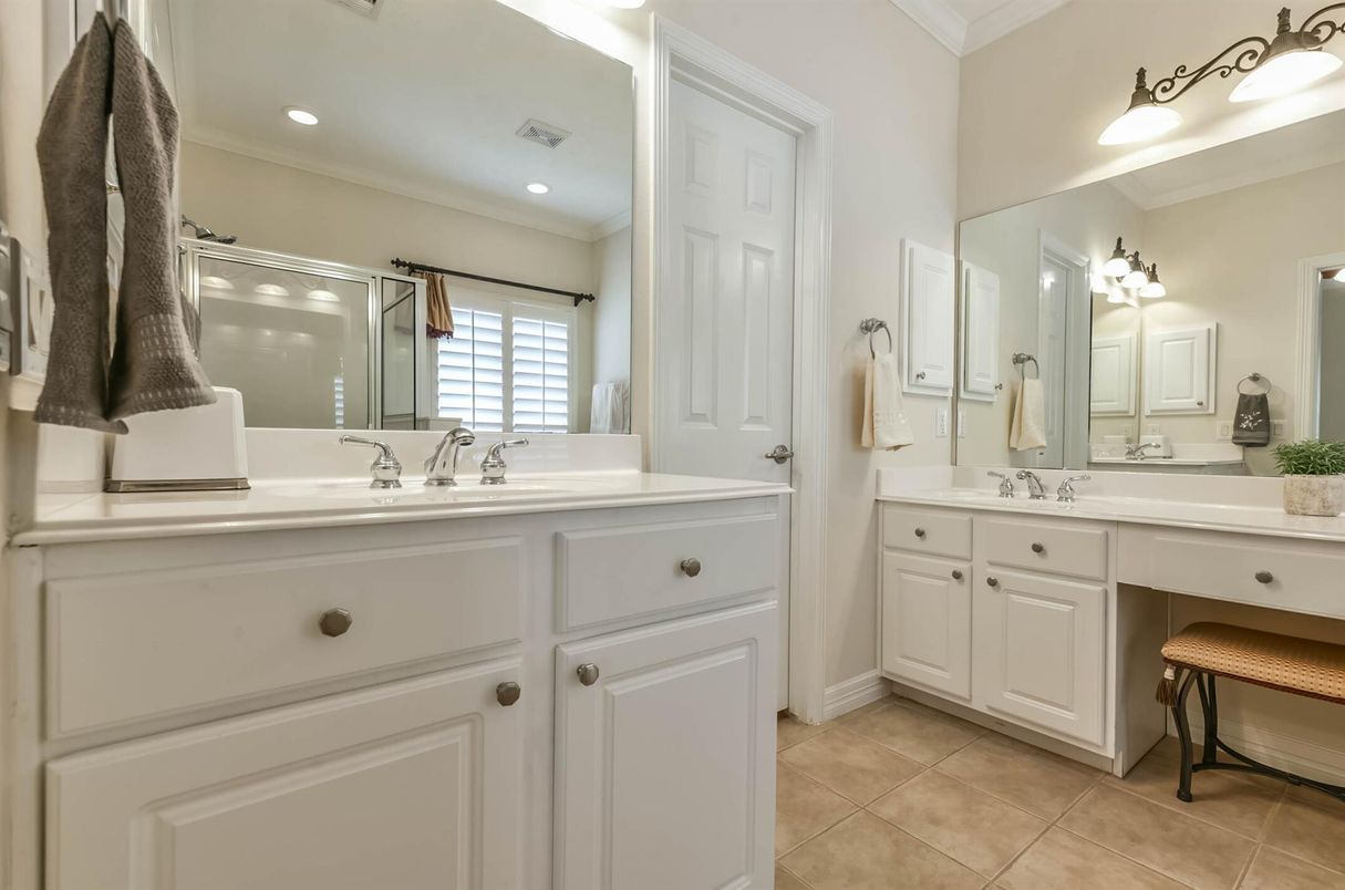 Bathroom, Dual Sink Vanities, Interior, Recessed Lighting