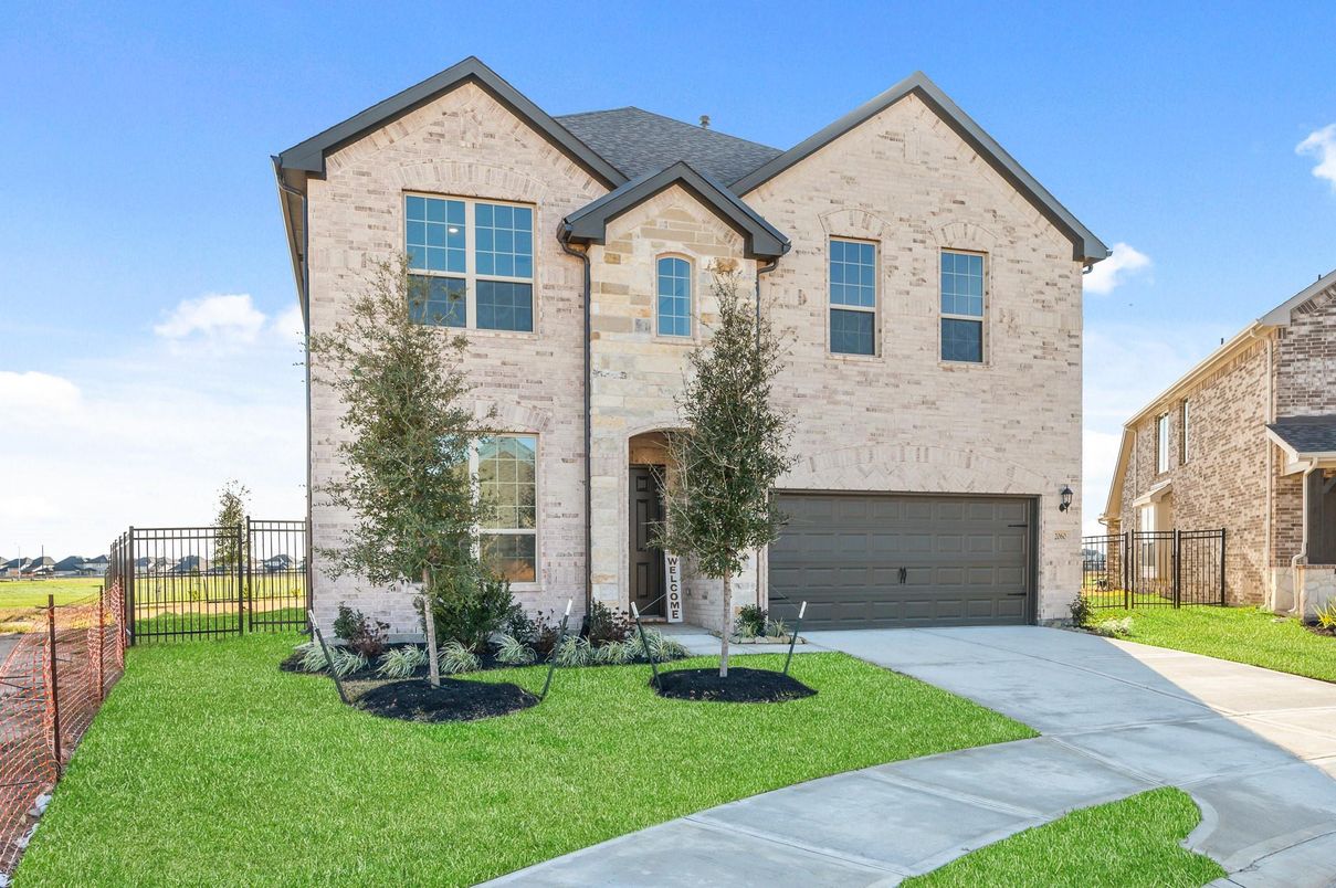 Attached, Exterior, Facade, Brick Traditional