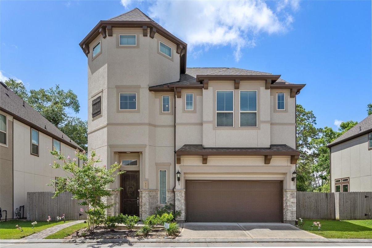 Attached, Exterior, Facade, Mediterranean