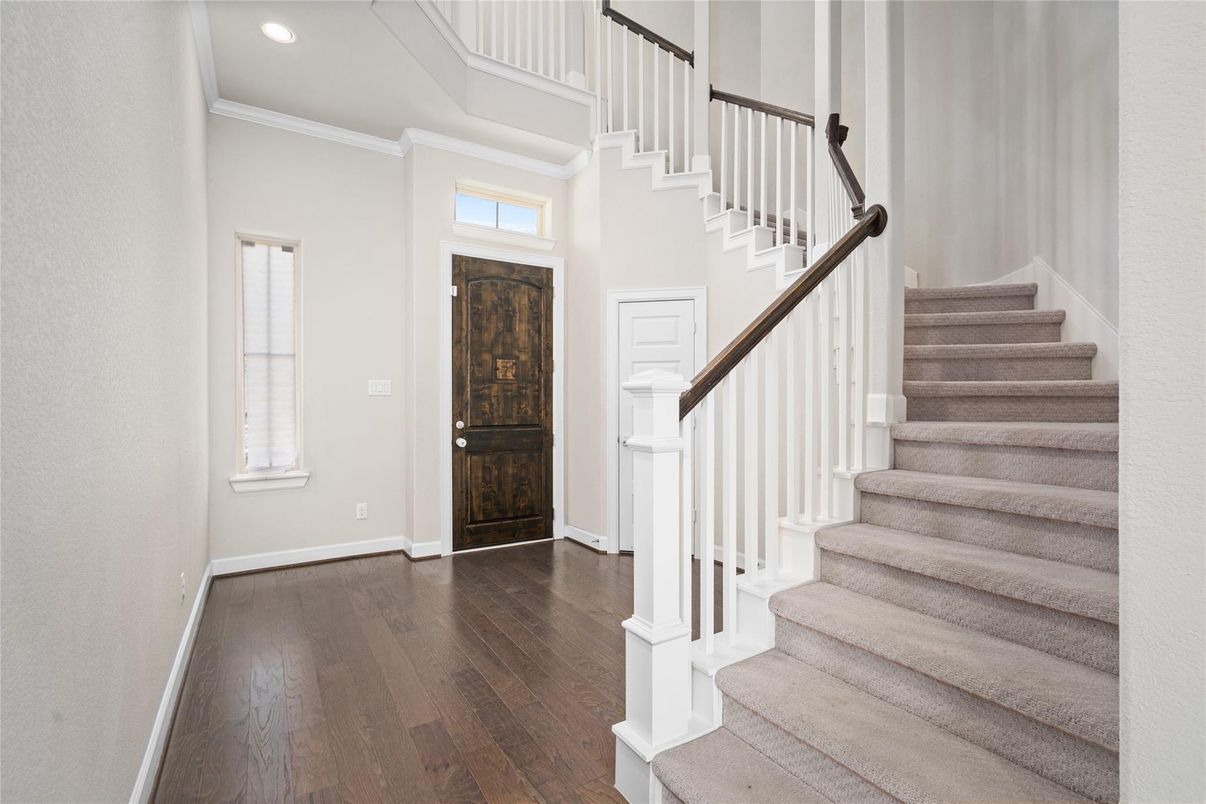 Interior, Recessed Lighting, Wood Texture Flooring