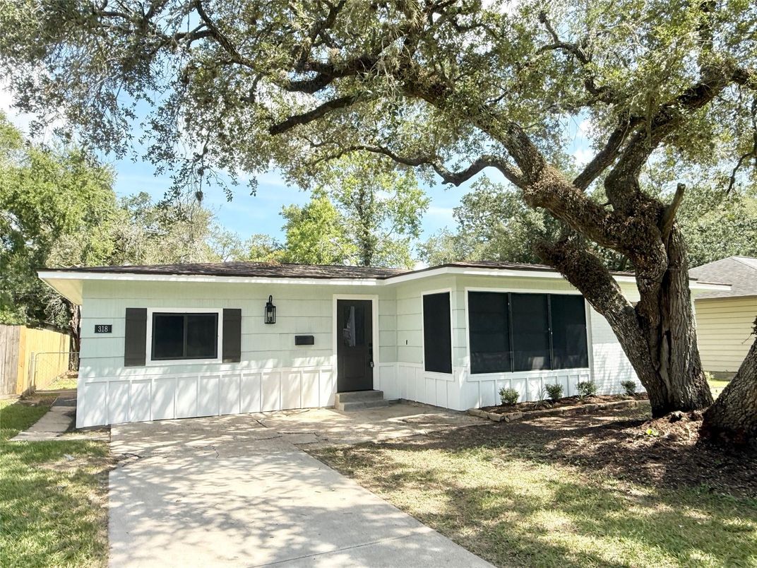 Backyard, Exterior, Facade, Ranch