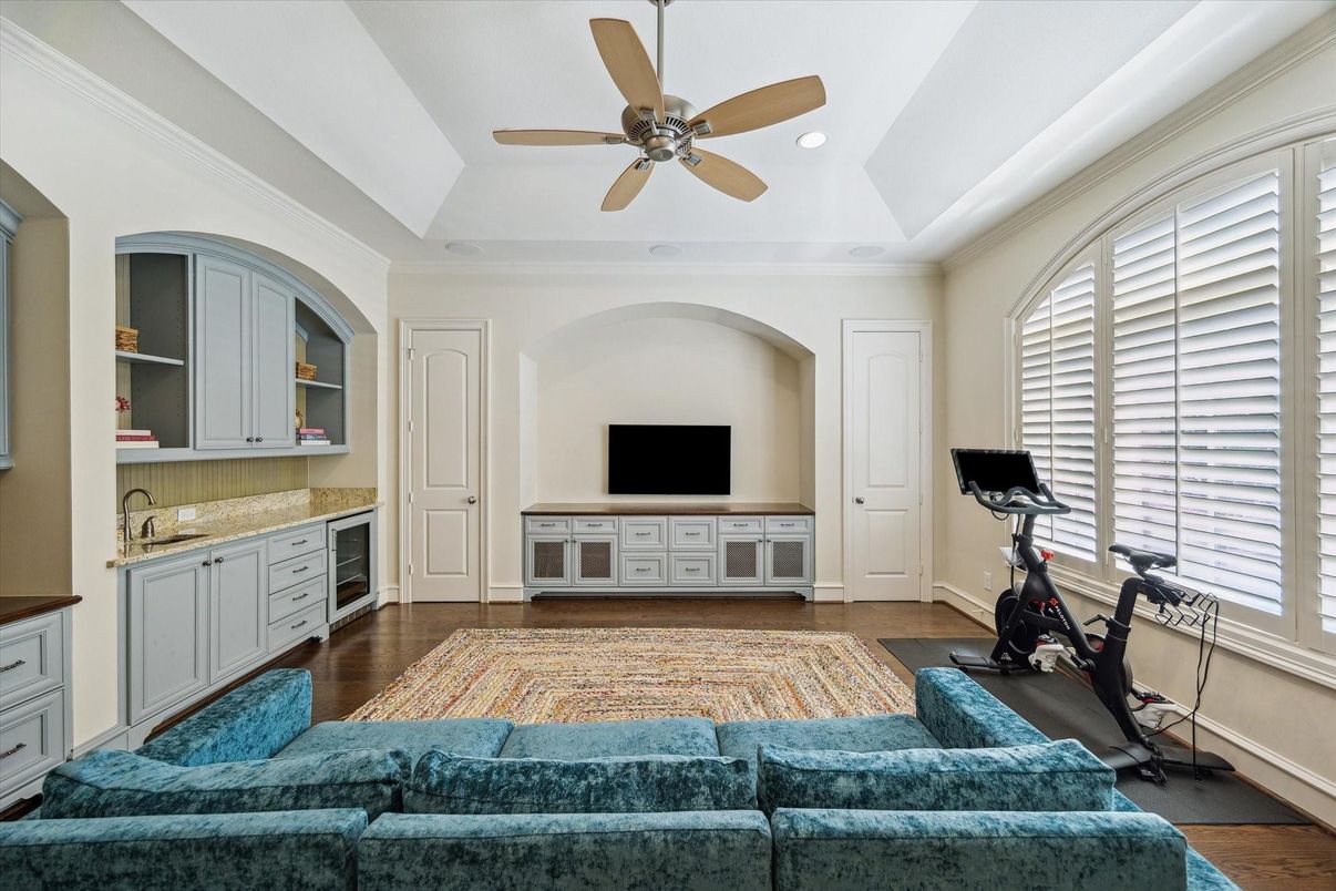 Fitness Equipment, Interior, Living room, Recessed Lighting, Wood Texture Flooring