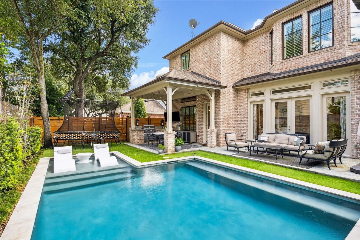 Exterior, Playground, Pool