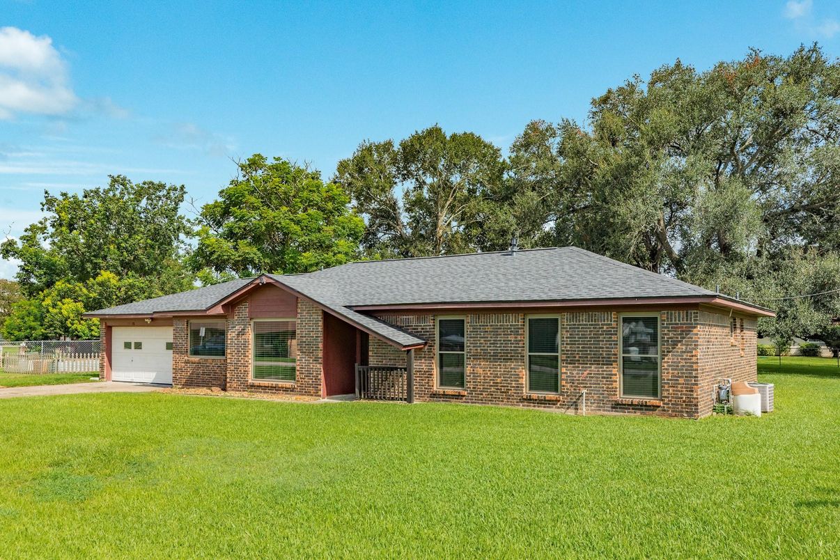 Attached, Backyard, Exterior, Facade, Brick Facade, Ranch