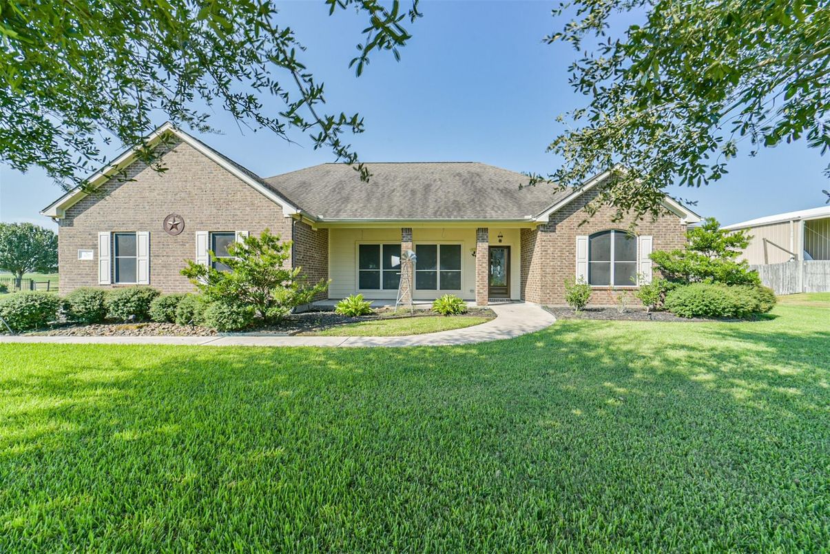 Backyard, Exterior, Facade, Brick Facade, Ranch