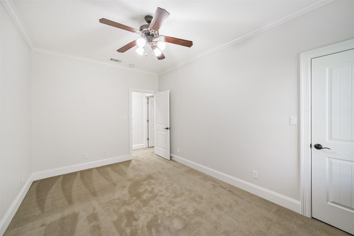 Empty room, Interior