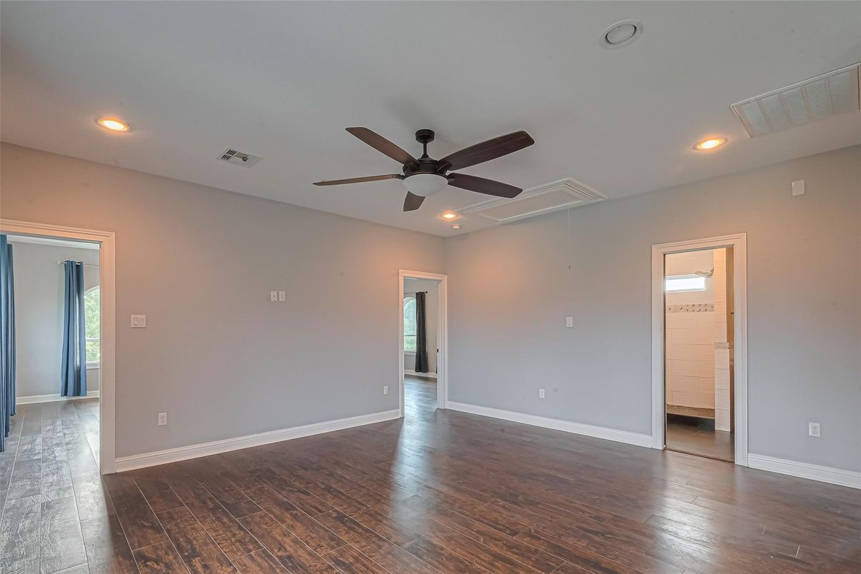 Empty room, Interior, Recessed Lighting, Wood Texture Flooring