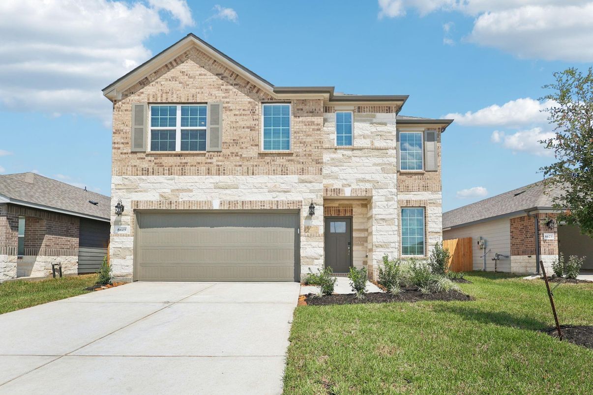 Attached, Exterior, Facade, Brick Traditional
