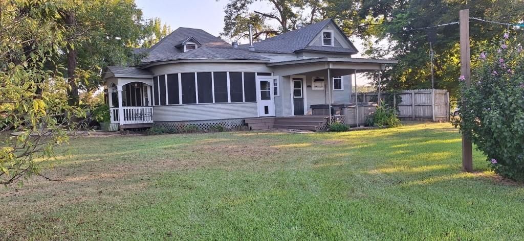 Backyard, Exterior, Facade, Queen Anne Victorian