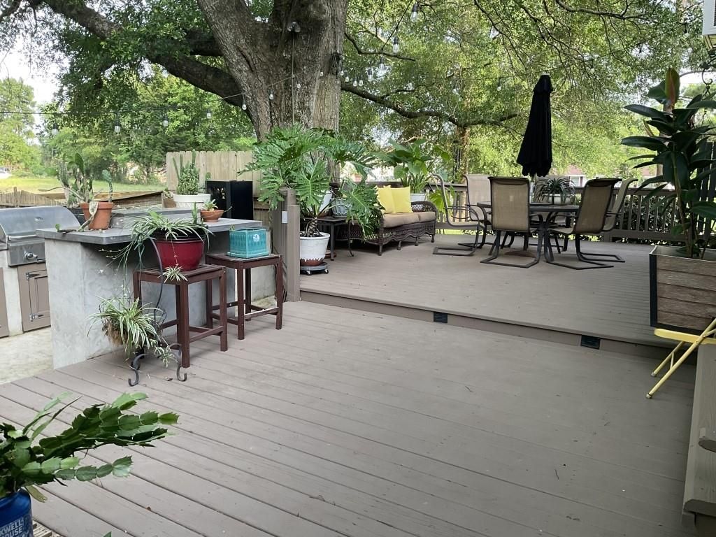 Exterior, Outdoor Kitchen