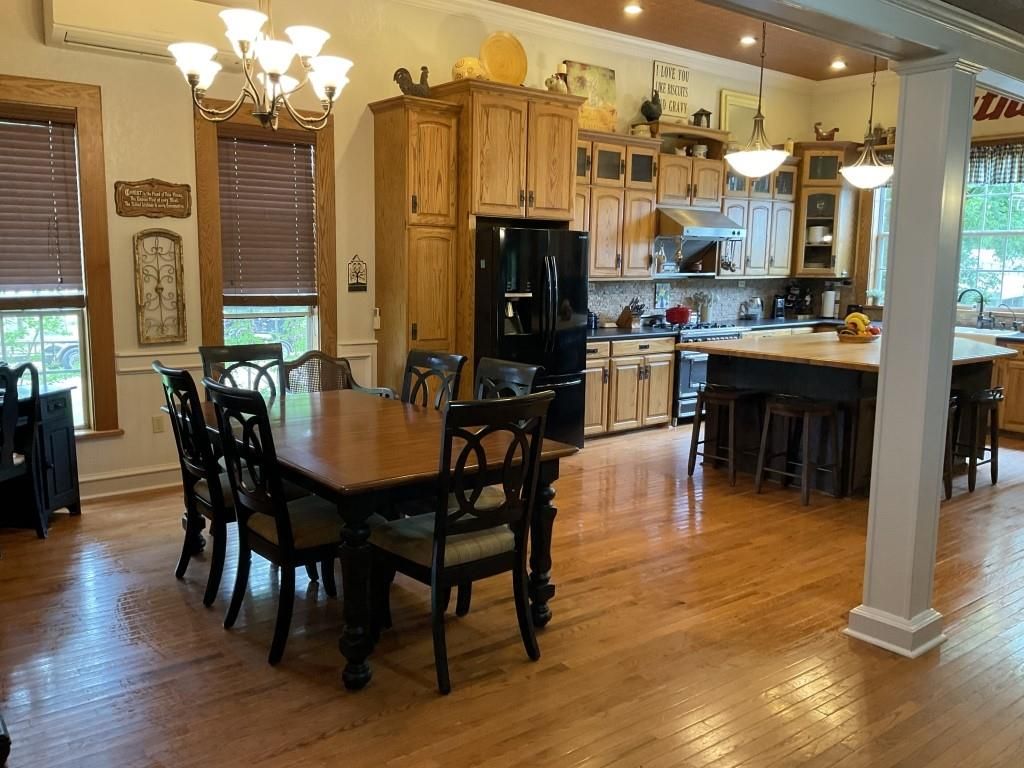 Chandelier, Dining room, Interior, Kitchen, Pendant Lights, Recessed Lighting, Wood Texture Flooring