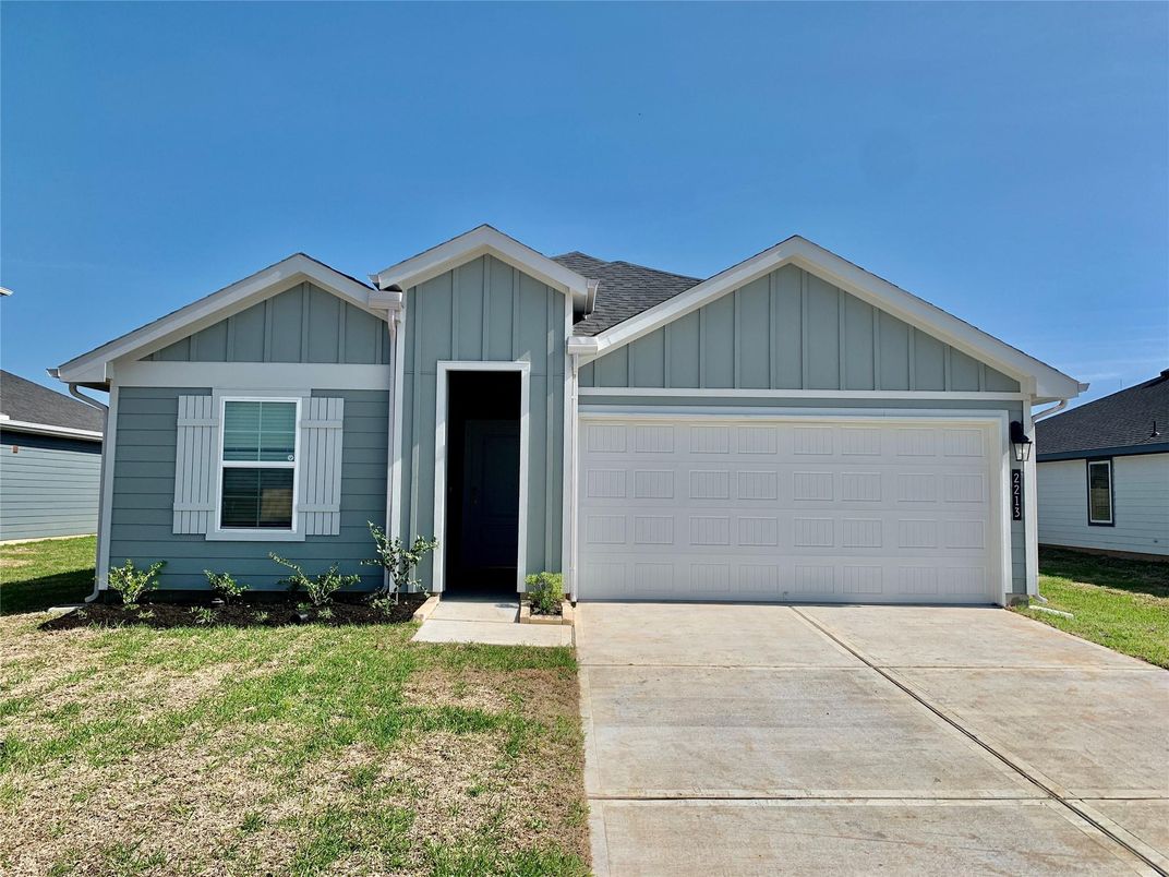 Attached, Exterior, Facade, American Craftsman