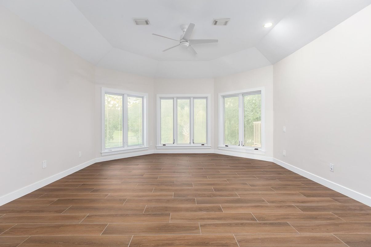 Empty room, Interior, Recessed Lighting, Wood Texture Flooring