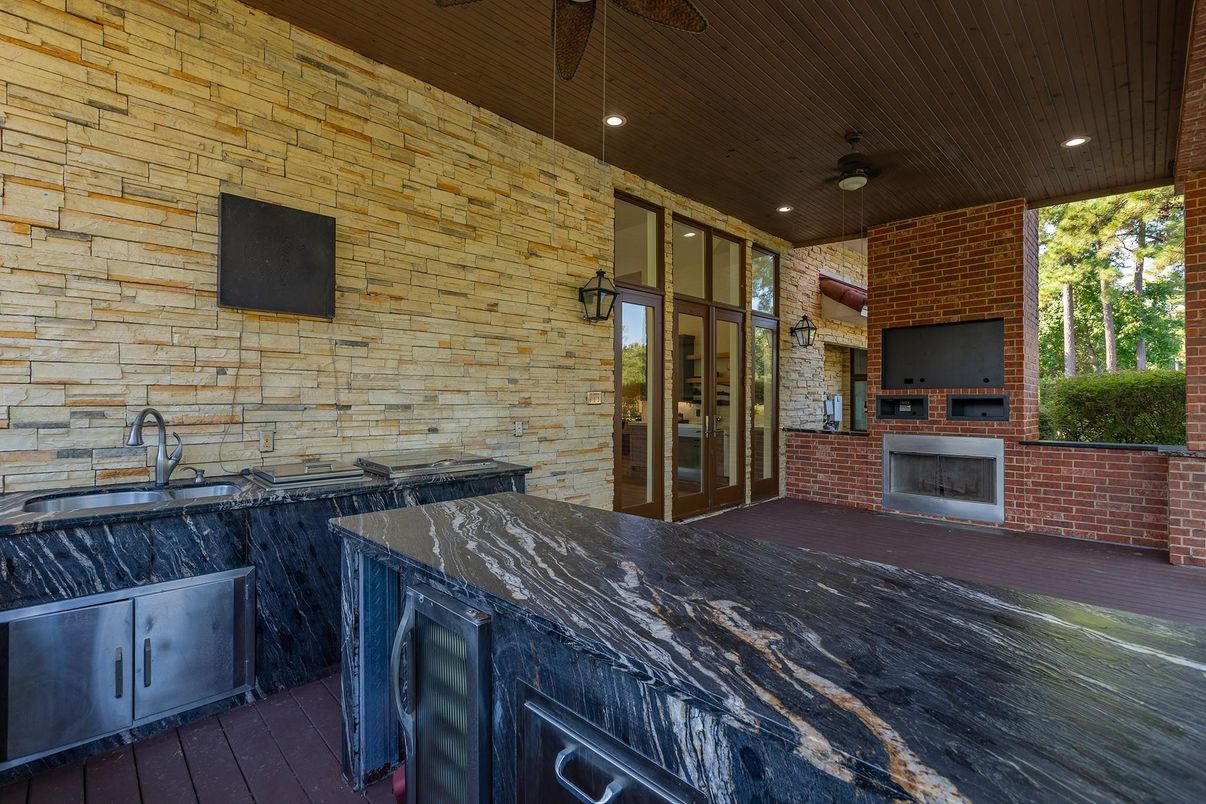 Exterior, Fireplace, Outdoor Kitchen