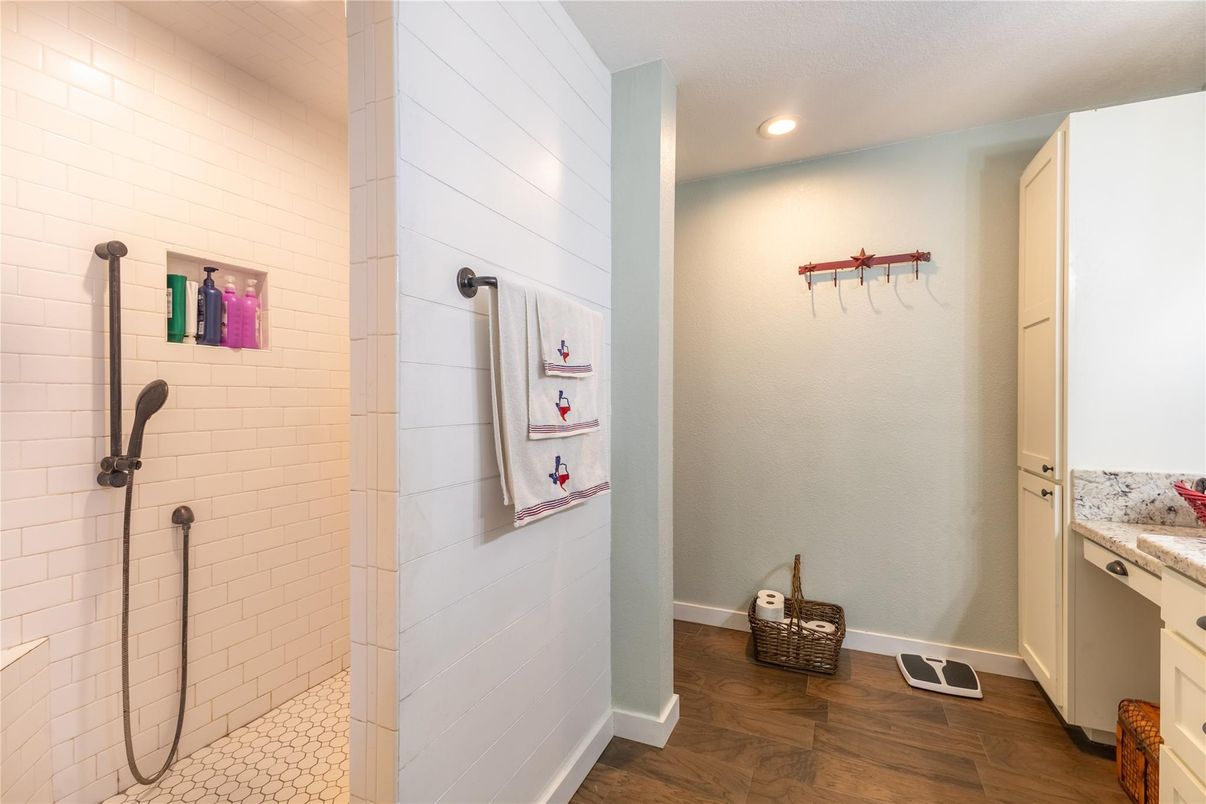 Interior, Recessed Lighting, Wood Texture Flooring
