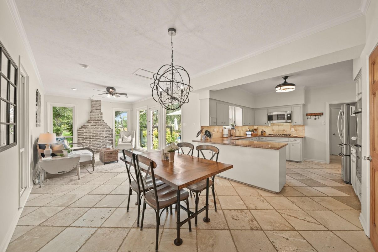 Chandelier, Dining room, Interior, Kitchen, Pendant Lights, Recessed Lighting, Stone Walls