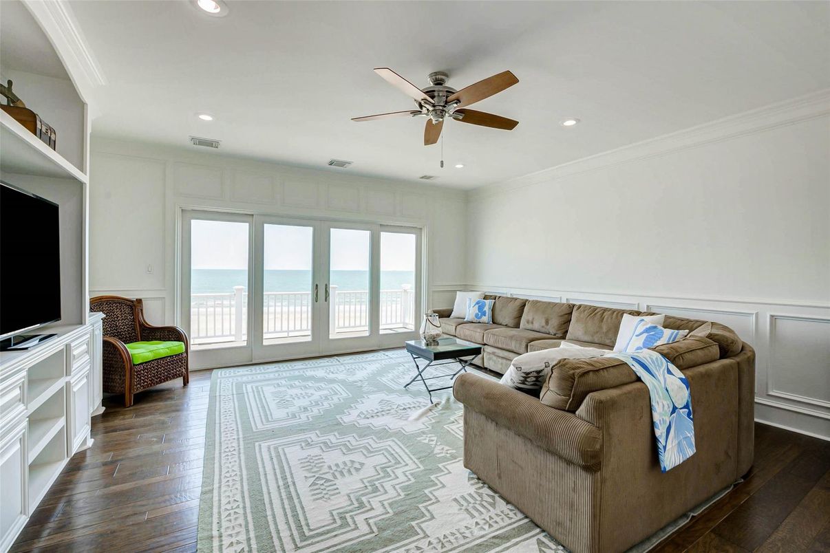 Interior, Living room, Recessed Lighting, Water, Wood Texture Flooring