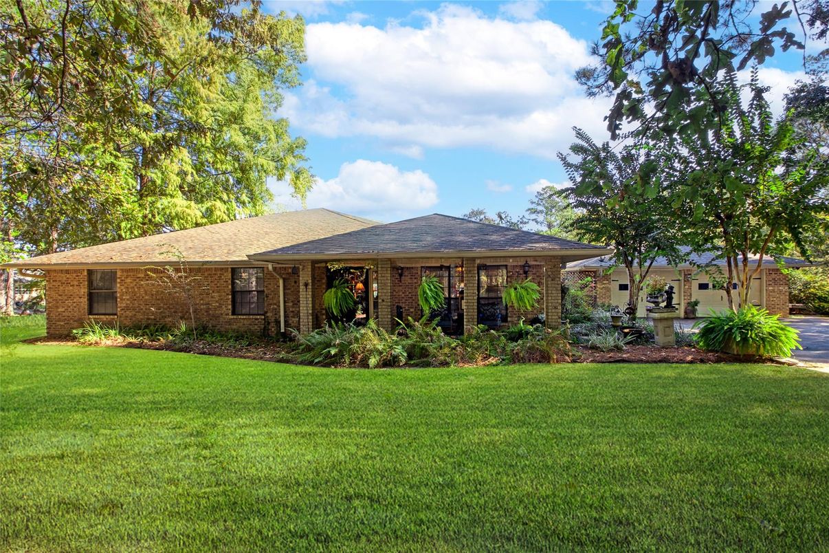 Exterior, Facade, Brick Facade, Ranch