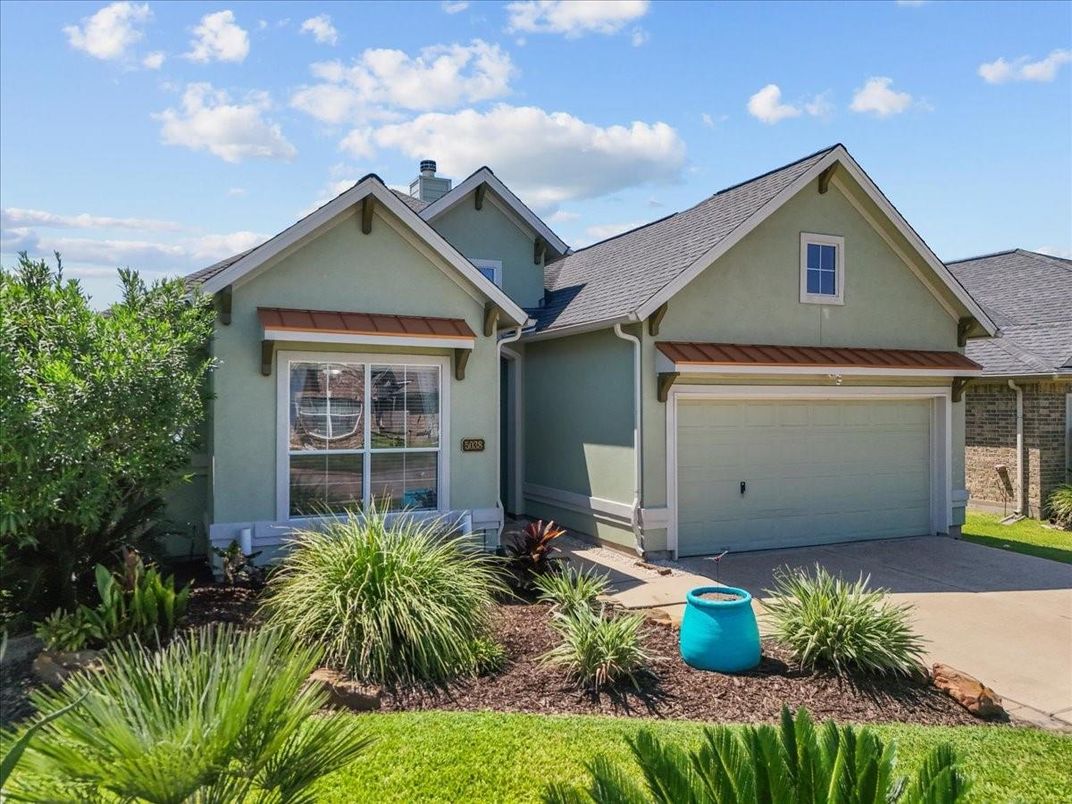 Attached, Exterior, Facade, American Craftsman