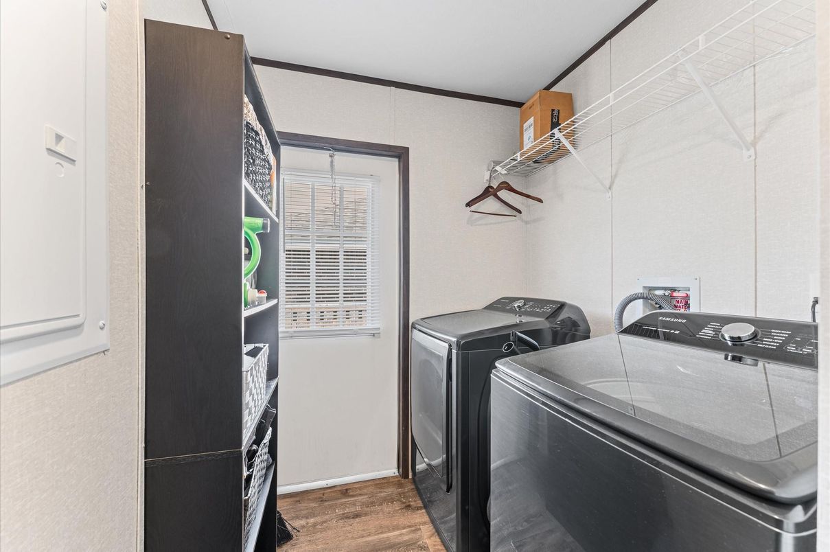 Interior, Washer, Wood Texture Flooring