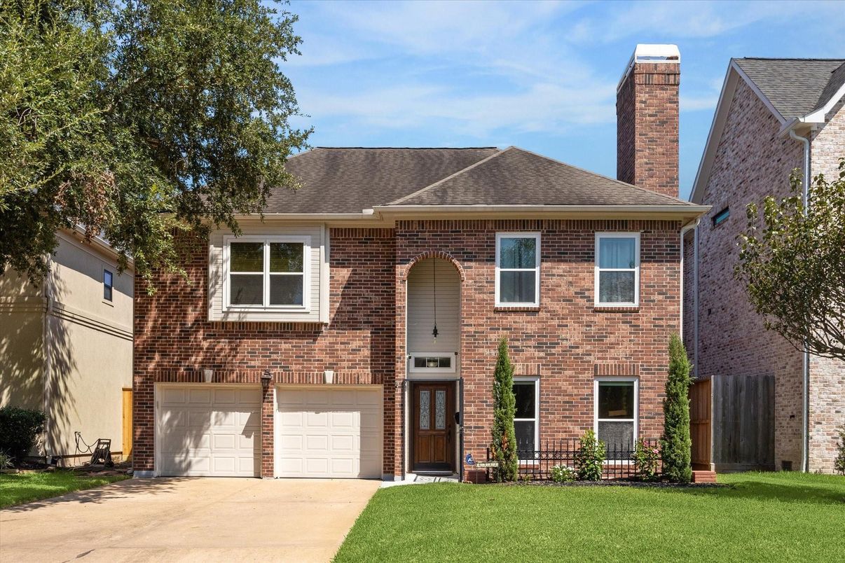 Attached, Exterior, Facade, Brick Facade, Georgian