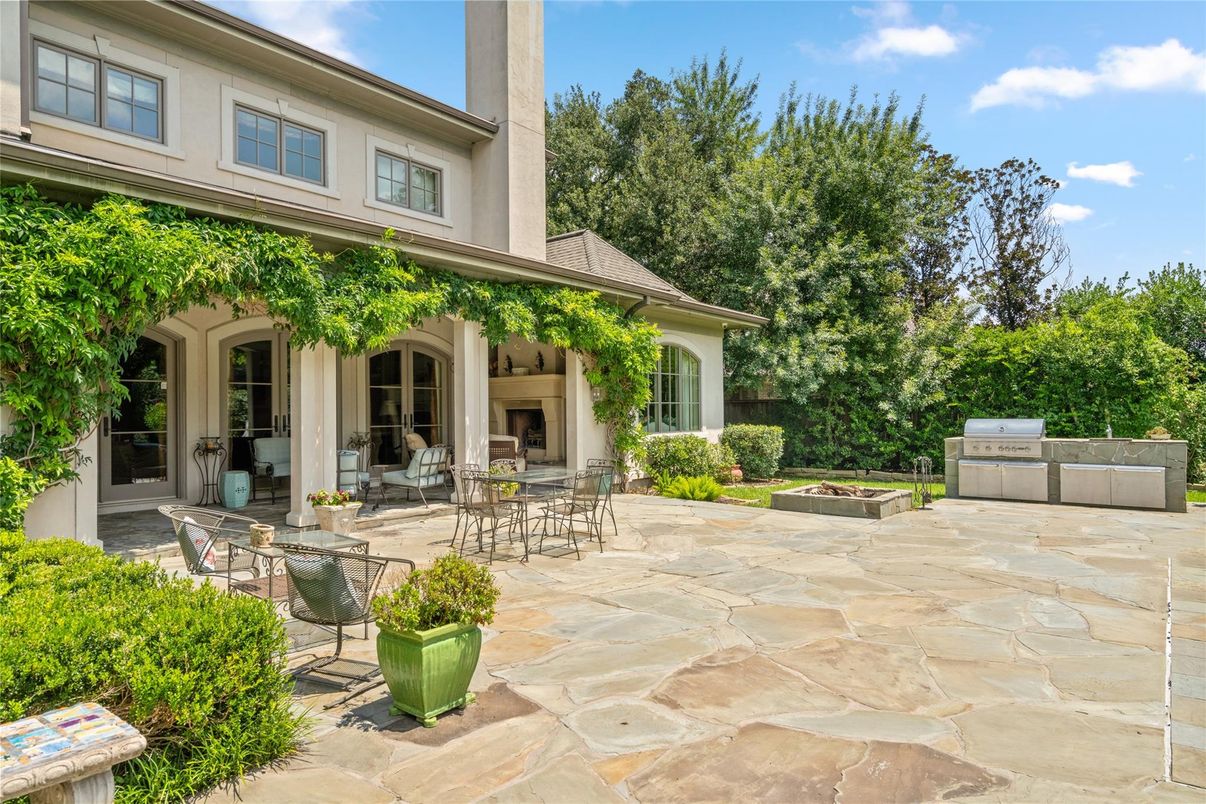 Exterior, Outdoor Kitchen