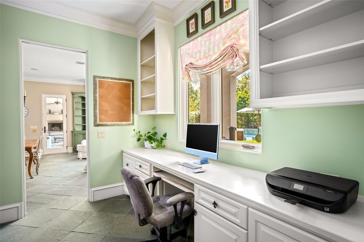 Home Office, Interior