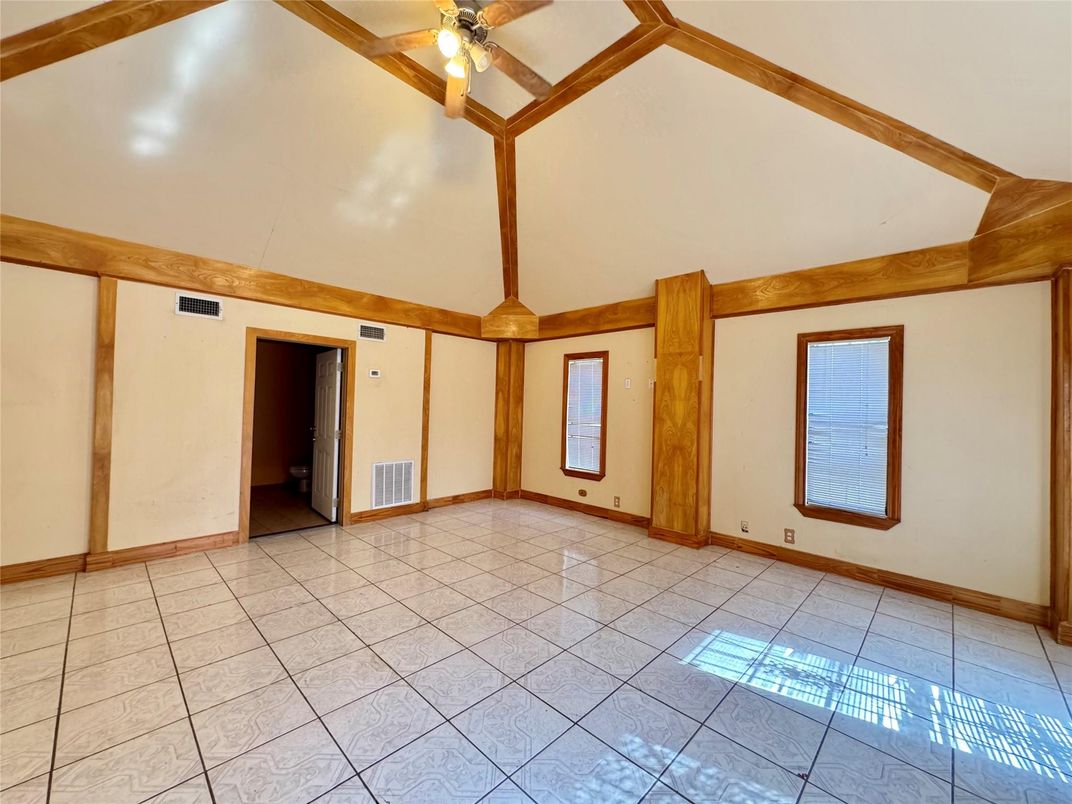 Empty room, Interior, Wooden Beams