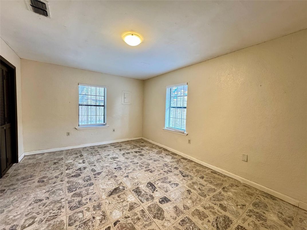Empty room, Interior
