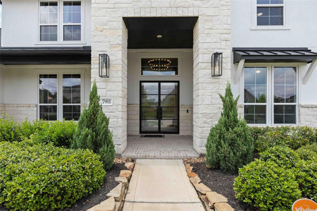 Attached, Exterior, Facade, Farmhouse