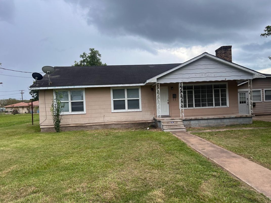 Backyard, Exterior, Facade, Ranch