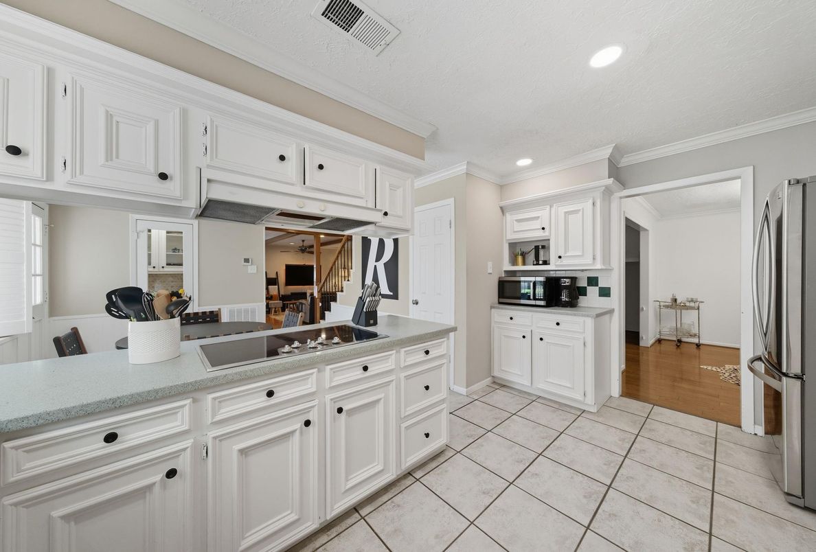 Dining room, Interior, Kitchen, Recessed Lighting, Wood Texture Flooring
