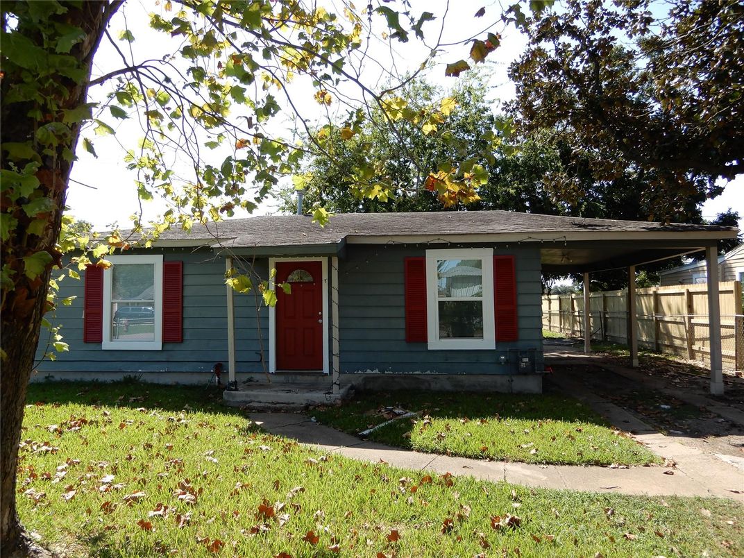 Exterior, Facade, Ranch