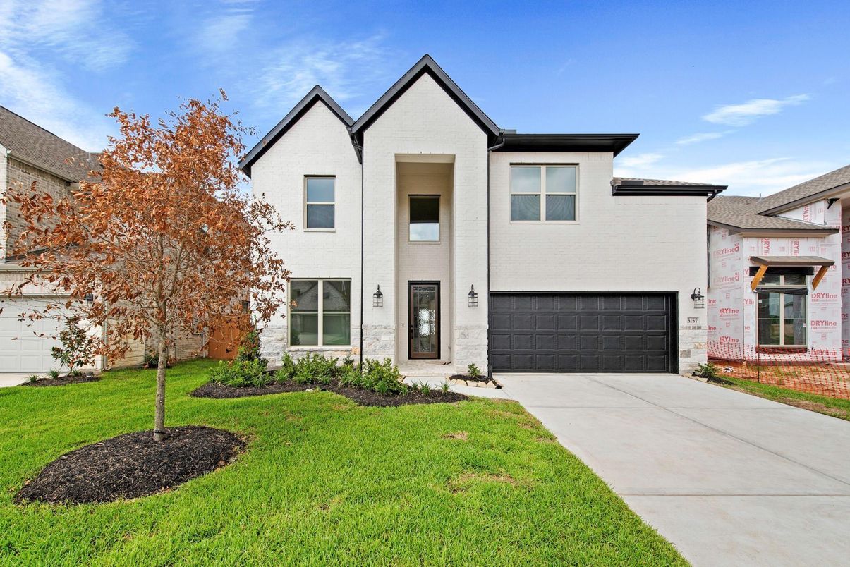 Attached, Exterior, Facade, Farmhouse