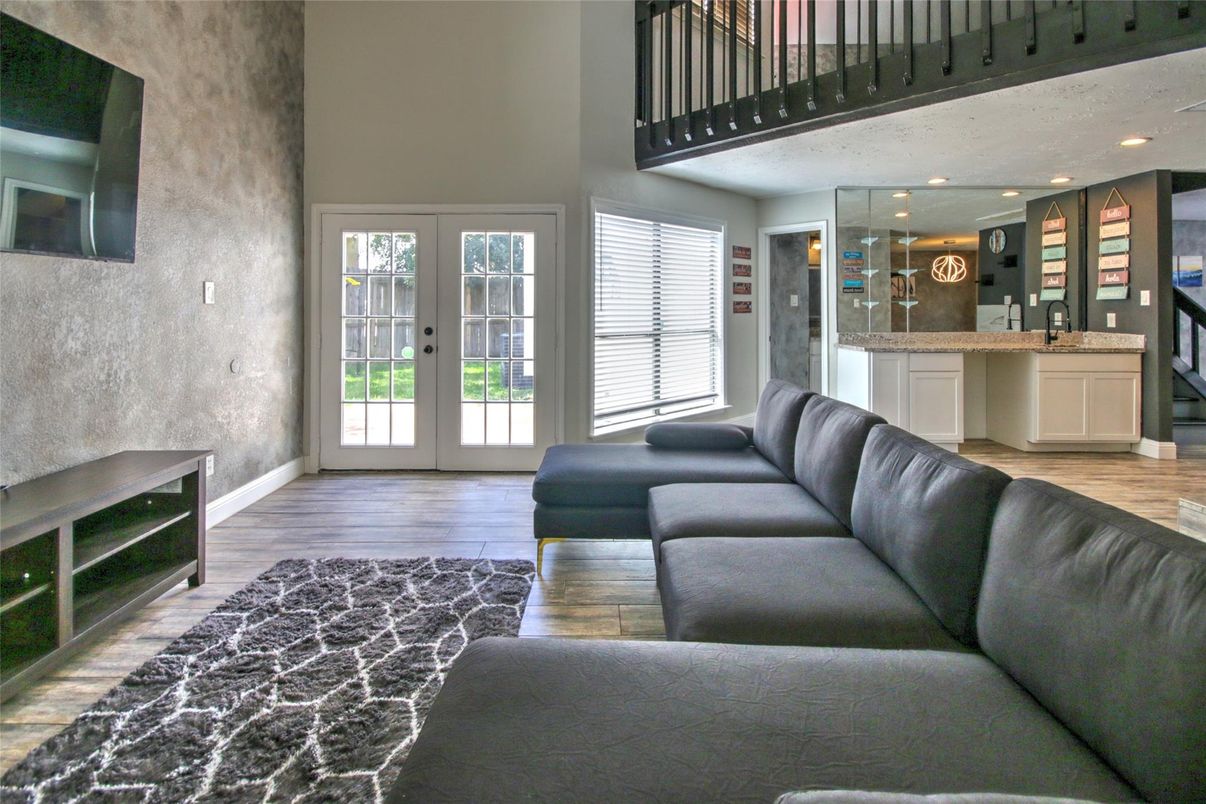 Interior, Living room, Recessed Lighting, Wood Texture Flooring