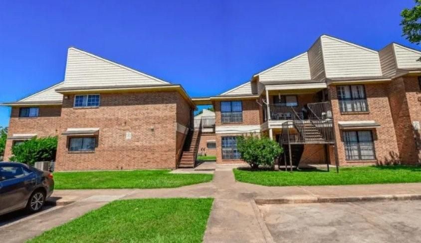 Backyard, Exterior, Facade, Brick Facade, Brick Traditional