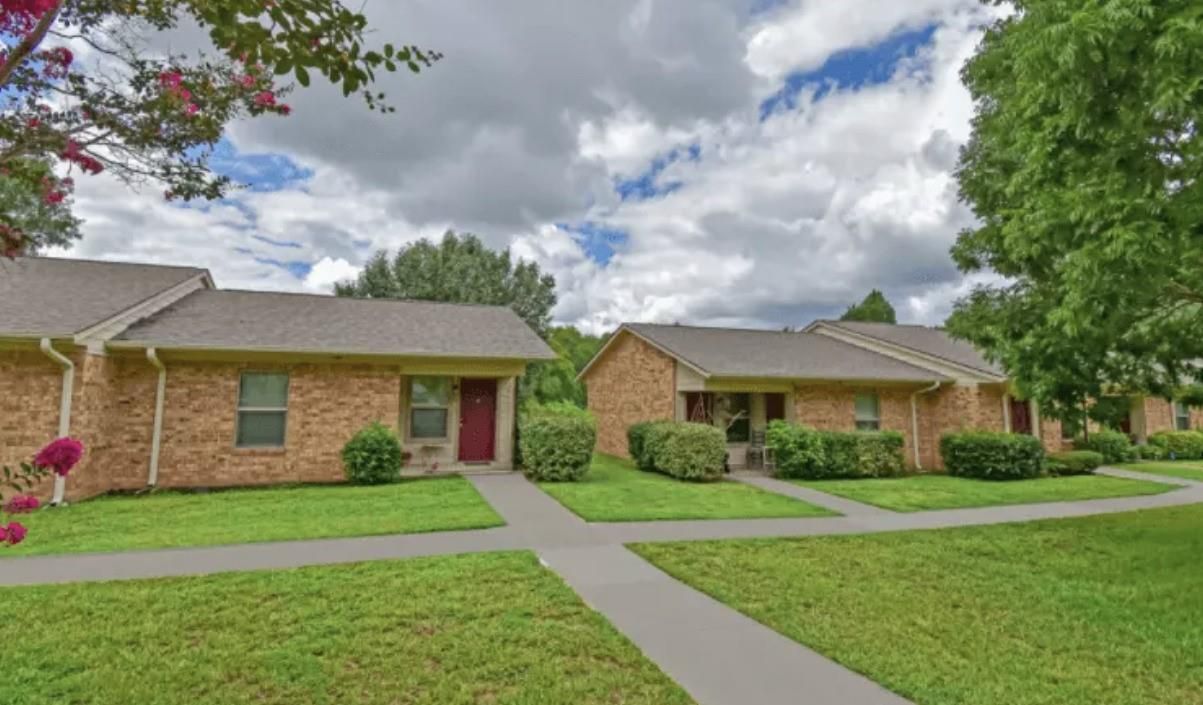 Backyard, Exterior, Facade, Brick Facade, Ranch