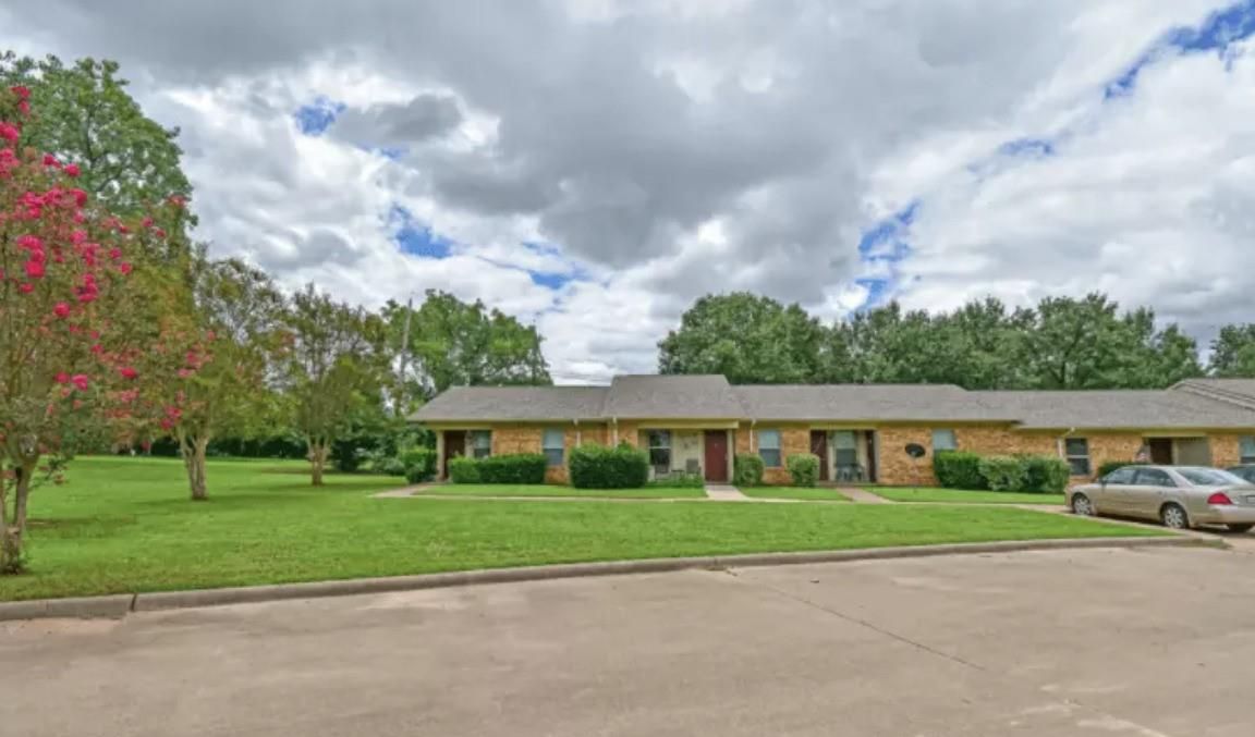 Backyard, Exterior, Facade, Brick Facade, Ranch