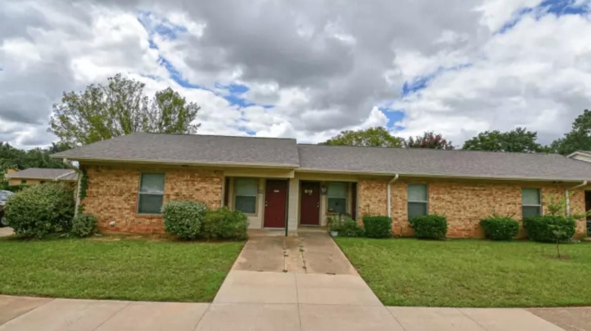 Exterior, Facade, Brick Facade, Ranch