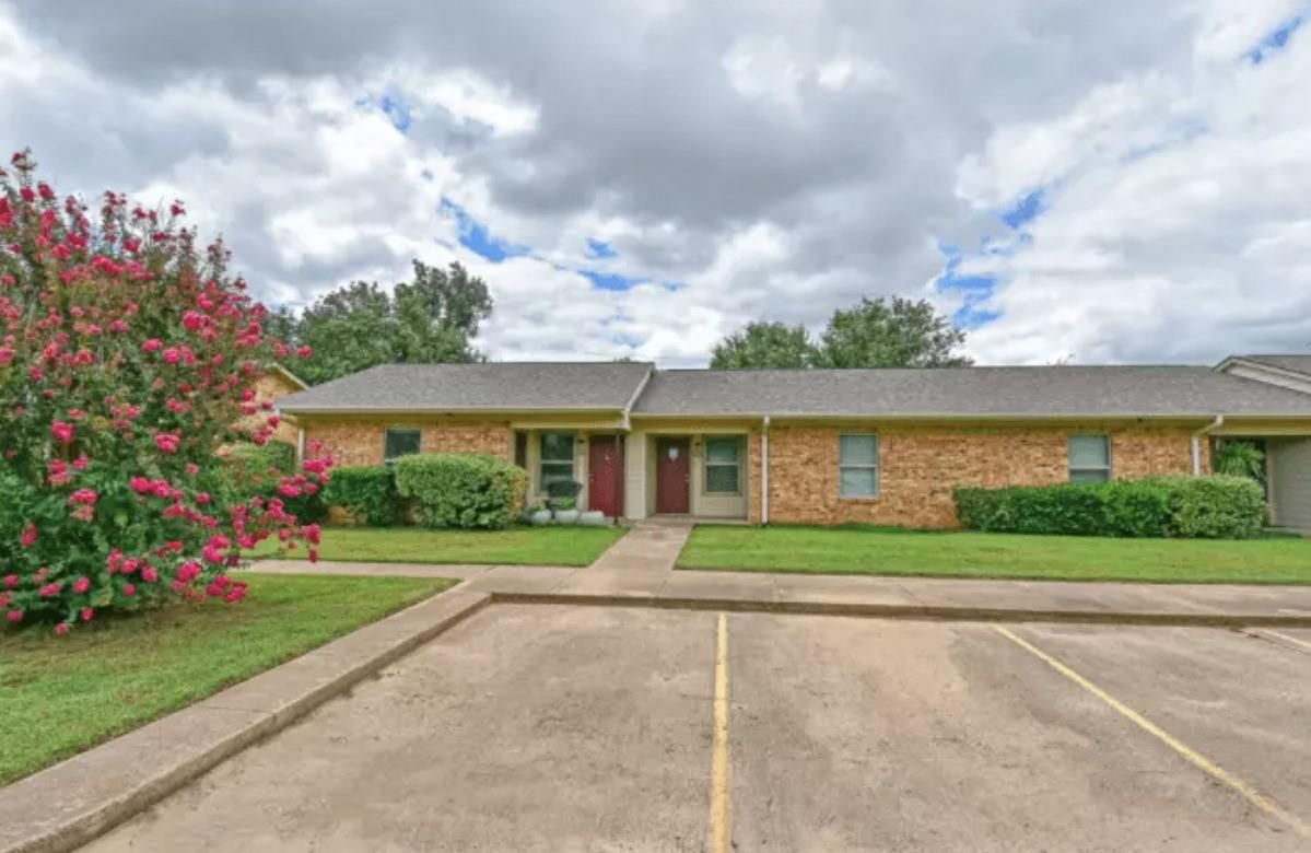 Exterior, Facade, Brick Facade, Ranch